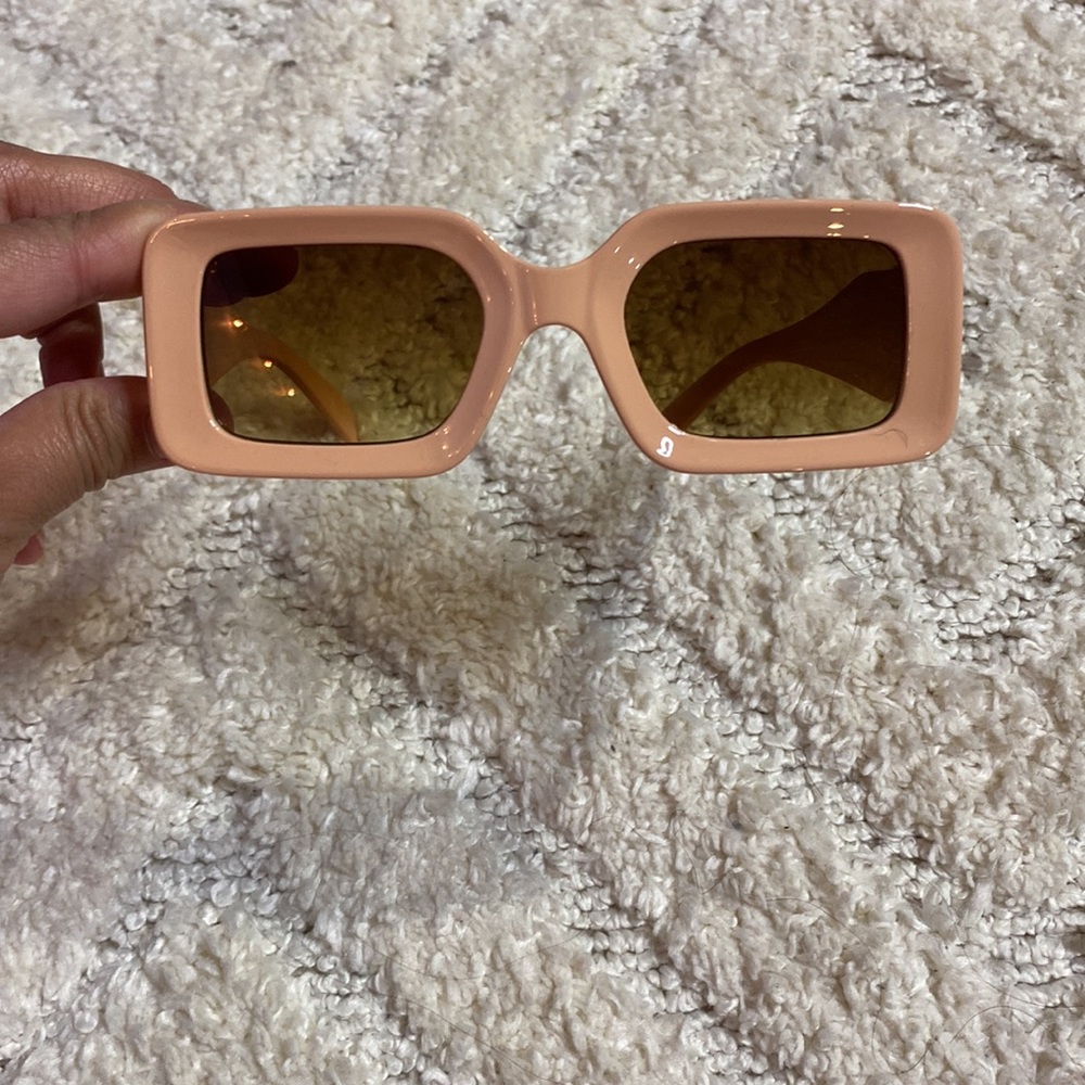 Cream color sunglasses - Picture 4 of 4
